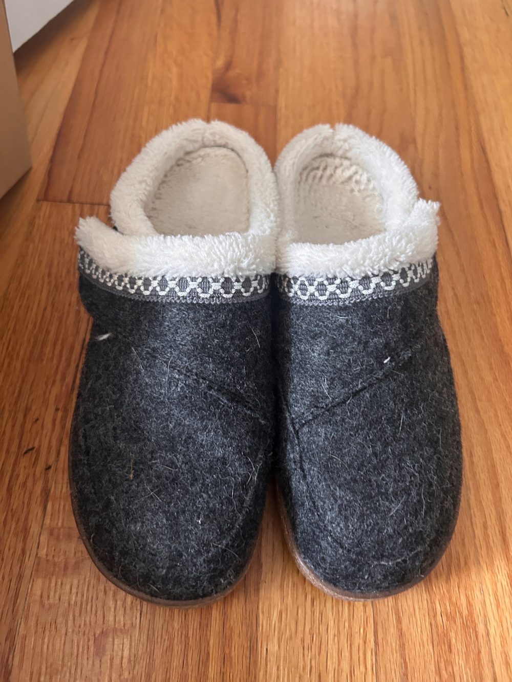 Cozy Women's Dark Gray Fleece-Lined Slip-On Slippers